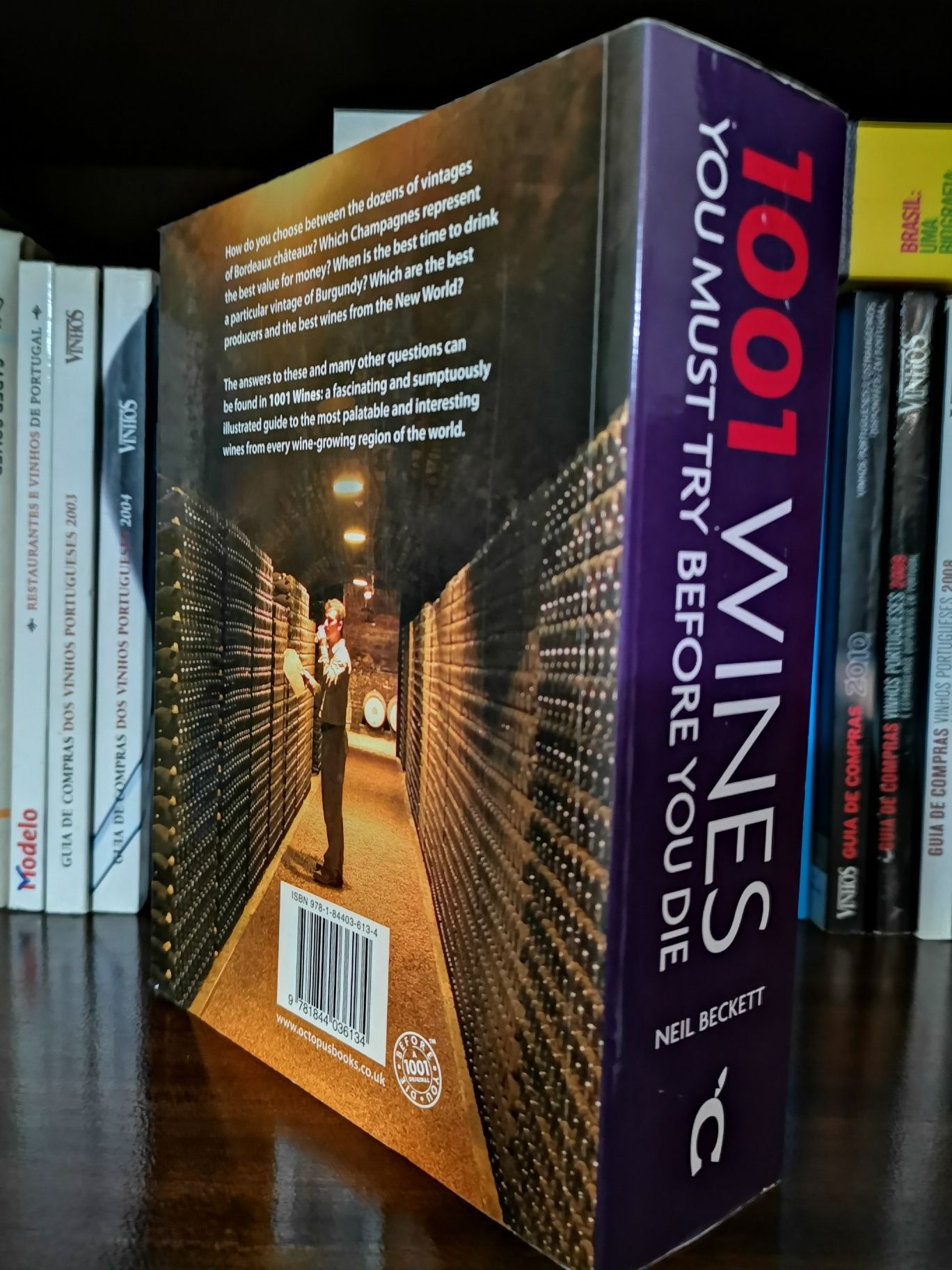 Livro 1001 Vinhos que deve beber antes de morrer