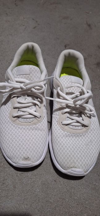 Buty nike tanjun biale 38,5 24,5cm do biegania na rower