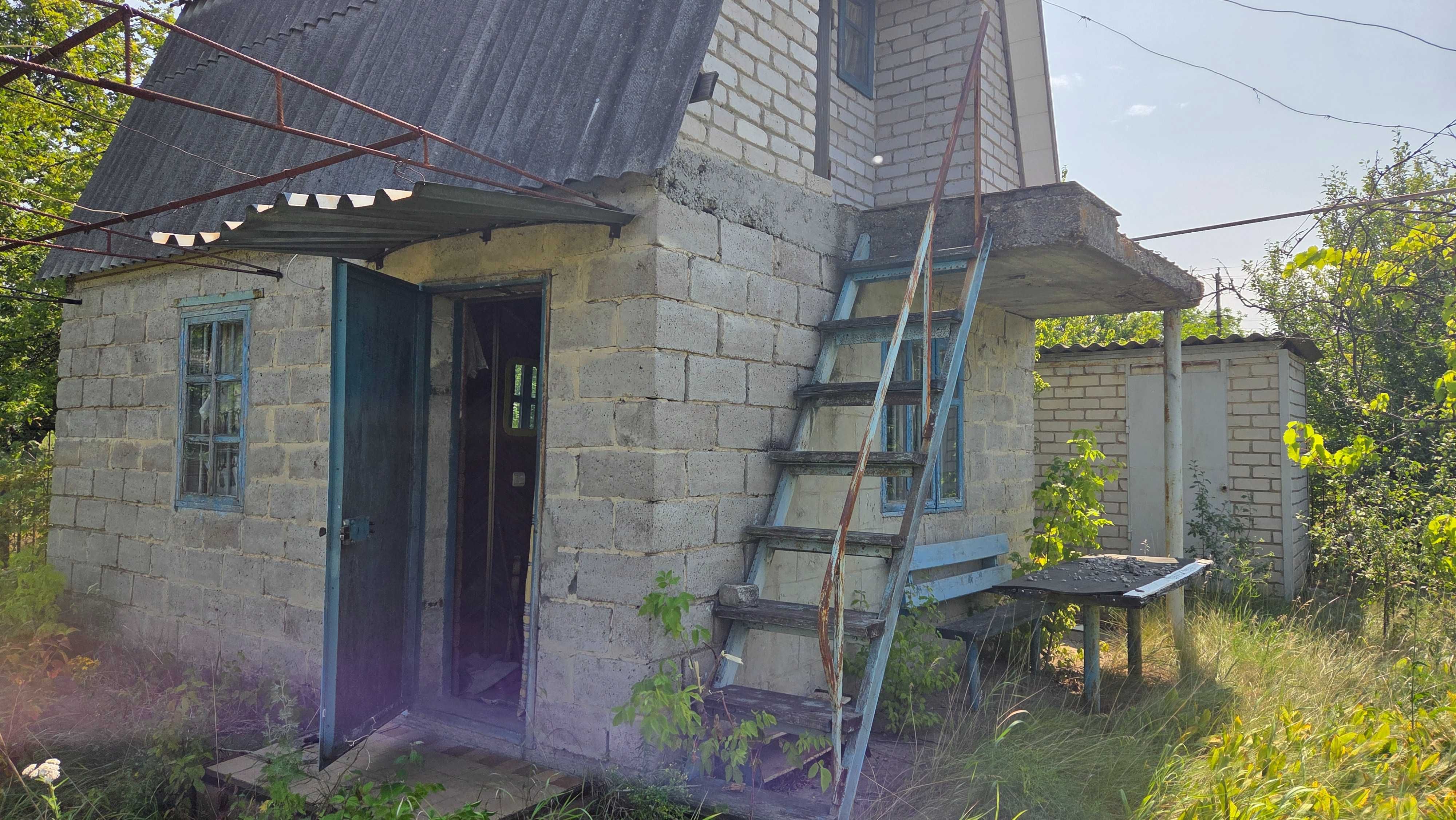 Дача з присадибною ділянкою