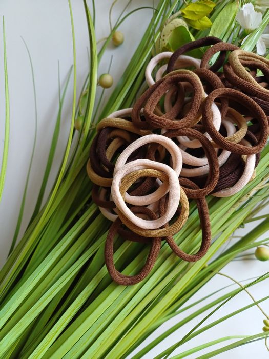 Brązowe i beżowe gumki do włosów, zestaw