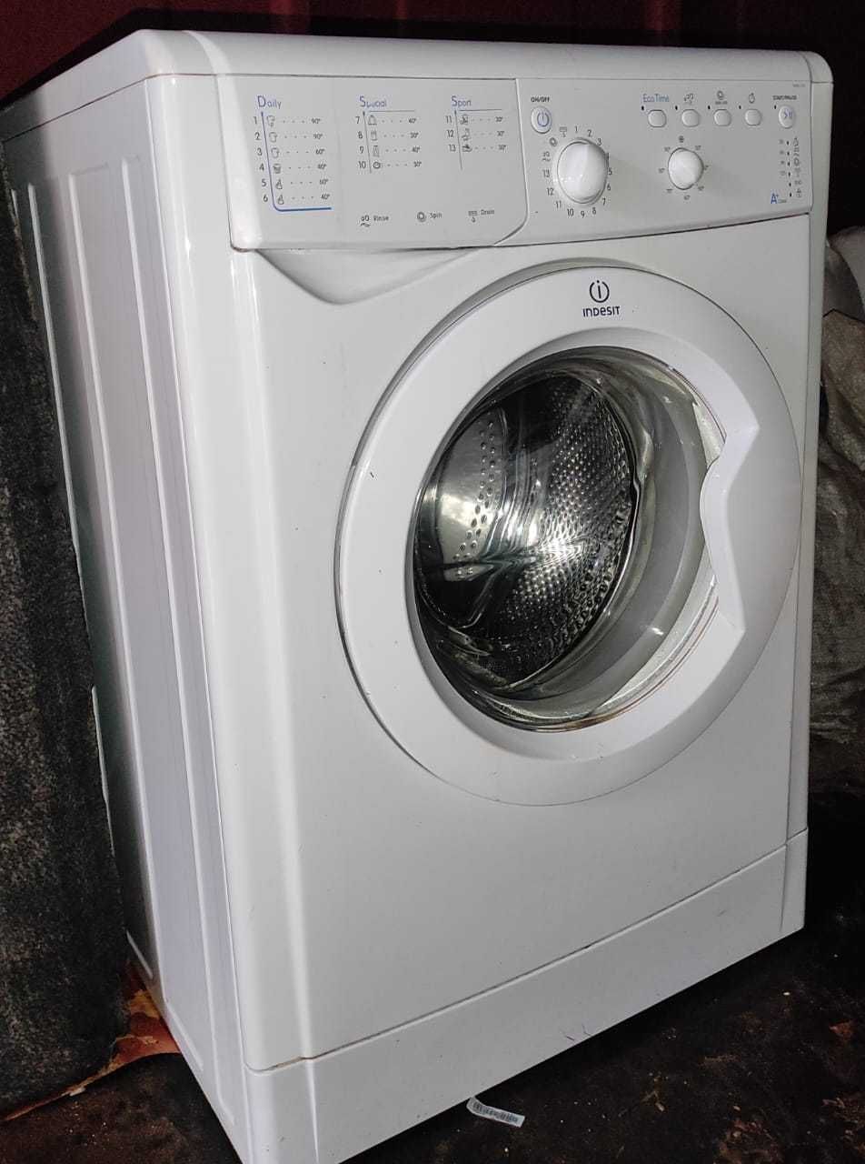 Продам рабочую стиральную машину автомат Индезит.  4,5кг. 4500 грн.