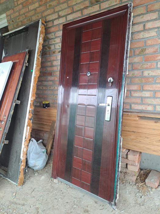 Двері вхідні металеві є 4 шт