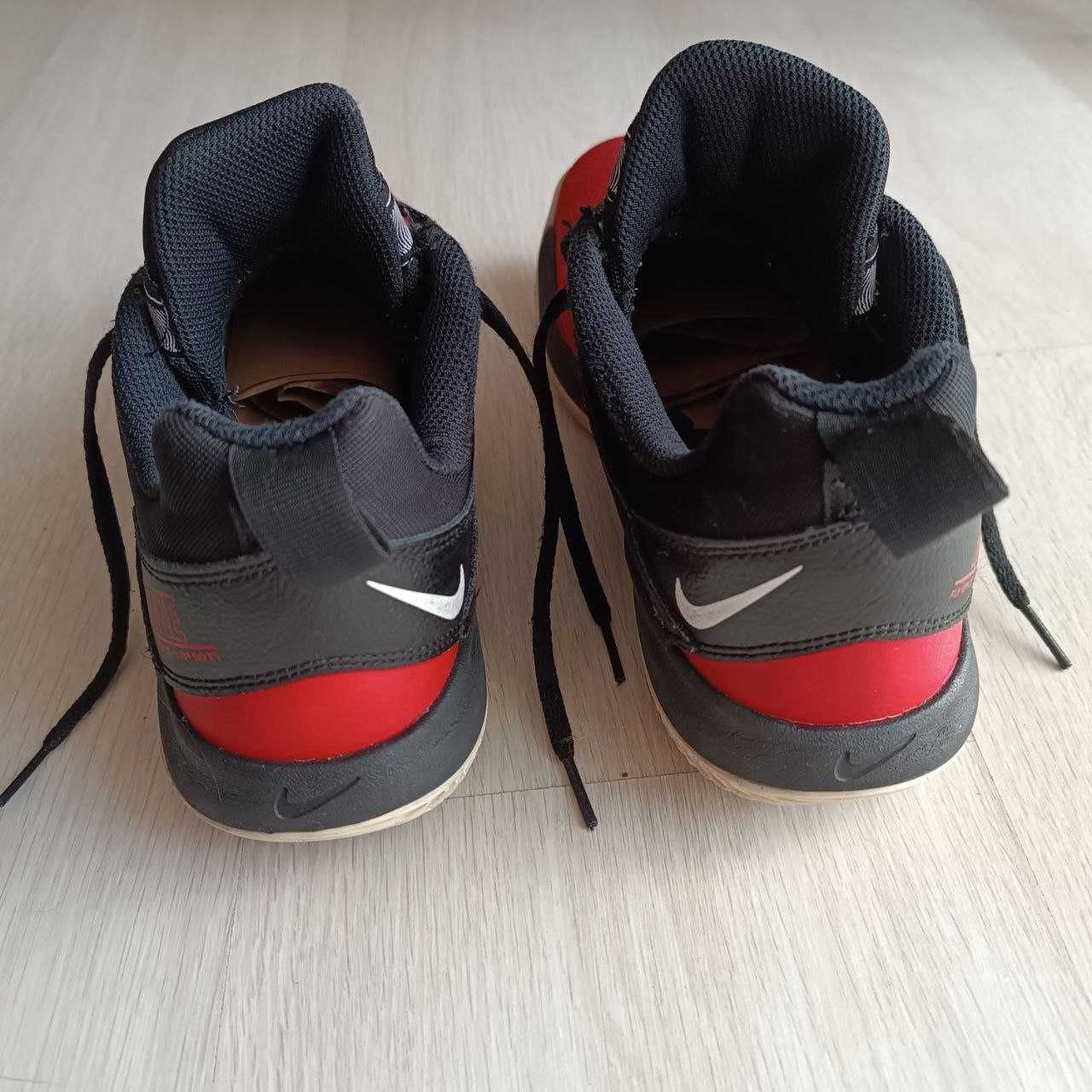 Баскетбольні кросівки Nike р.41, устілка 26 см