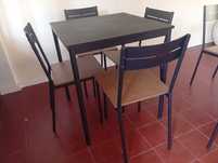 Mesa com 4 cadeiras