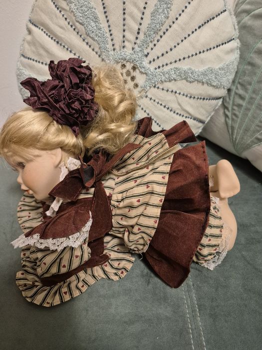 Boneca antiga em porcelana