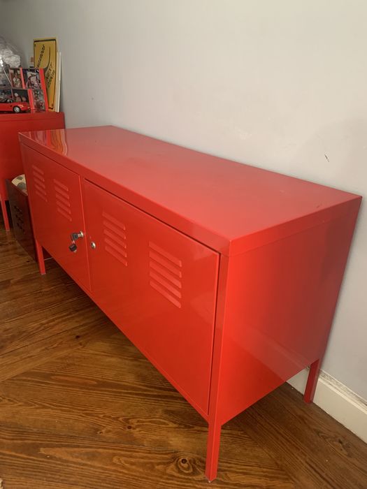 Aparador / armario/ consola vermelho