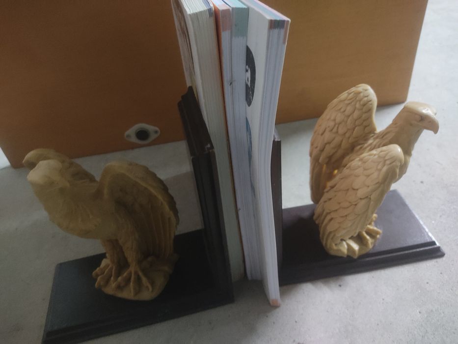 Suporte para livros - águias