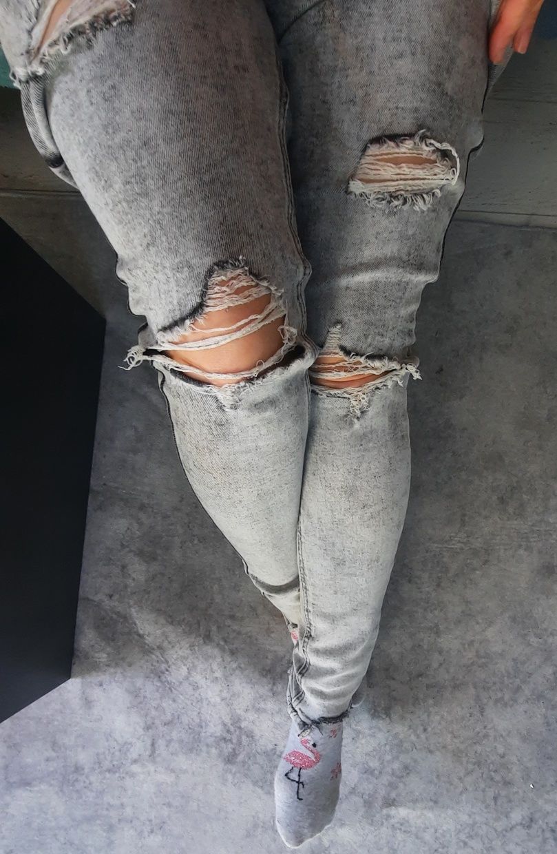 Szare spodnie jeansy,  rurki z dziurami