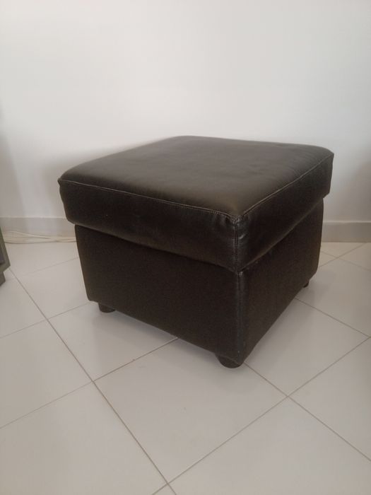 Sofá puff preto em pele sintética