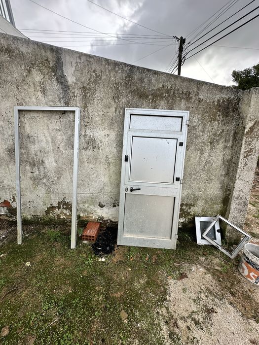 Porta de Aluminio completa com postigo