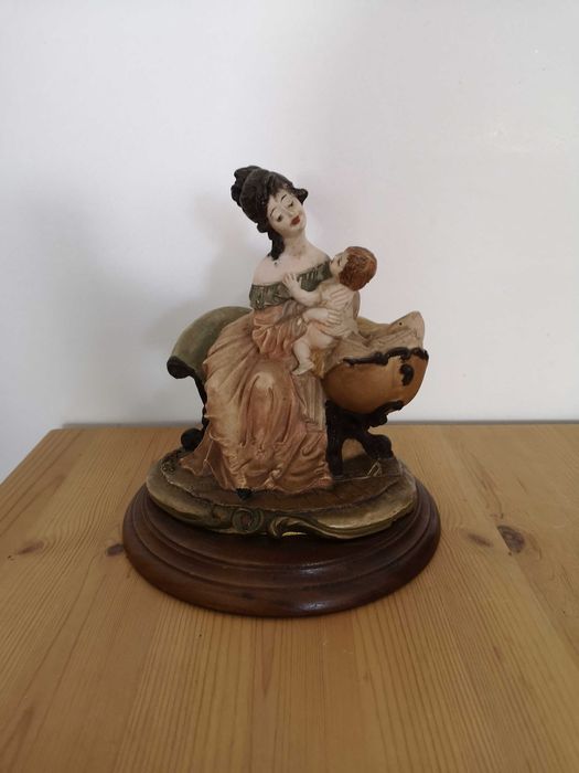 Belíssima estatueta de mãe e filho com base em madeira