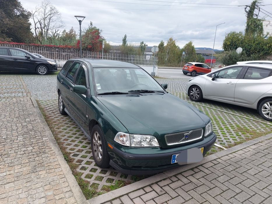Volvo V40 1.9D 1998 com afazeres