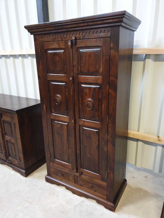 Kolonialny kredens wykonany z litego palisandru indyjskiego. Dostawa.