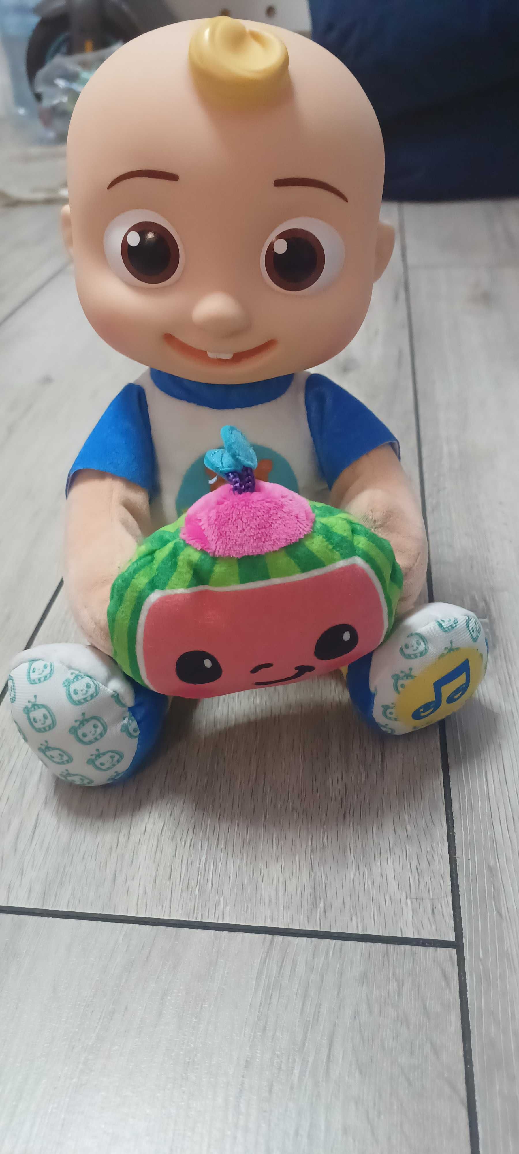 Lalka cocomelon śpiewająca po angielsku i ruszająca rękami