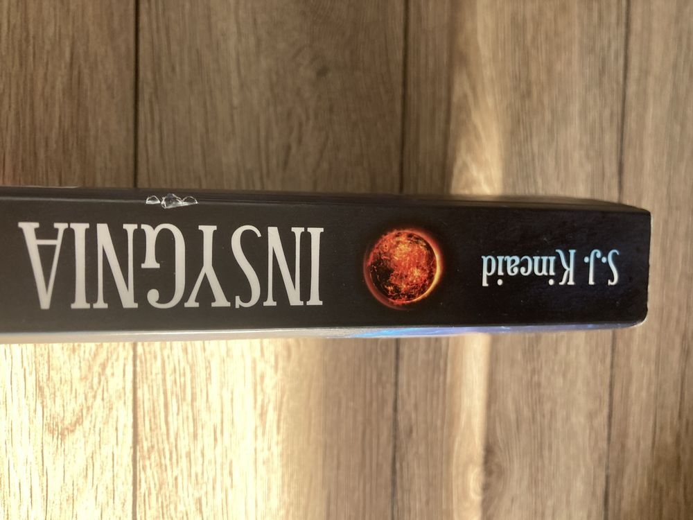 Insygnia wojny światów, S.J. Kincaid