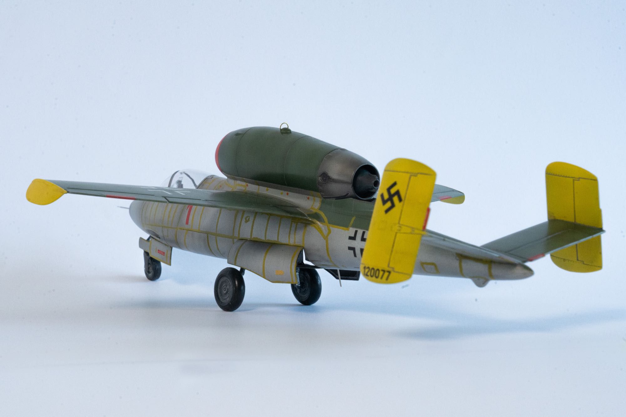 Собранная модель самолета He-162 1/32