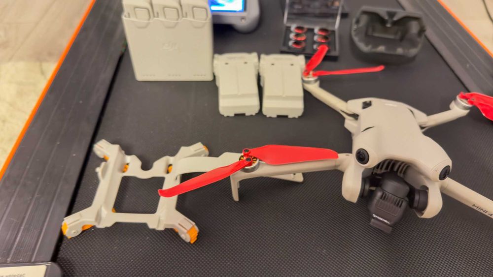Dron DJI MINI 4 pro Fly More Combo z extra dodatkami - stan idealny
