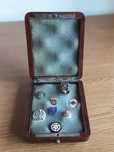 Vendo vários pins antigos com estojo em madeira