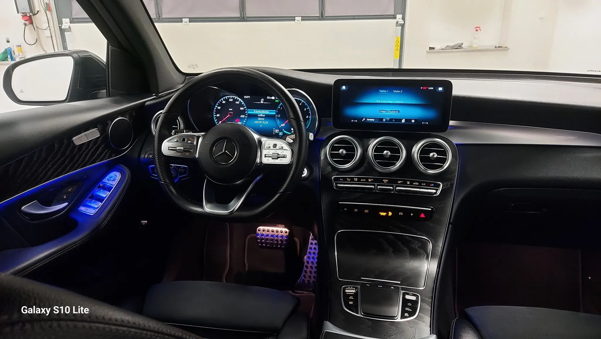 Mercedes-Benz GLC AMG 300DE alu19 Navi Ambiente Matrix KAMERA EL KLAPA WIRTUAL Hak