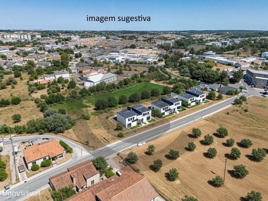 Armazém e terreno com possibilidades de construção