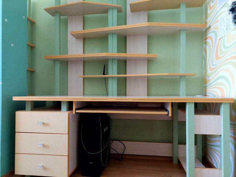 Шафа та стіл комп'ютерний