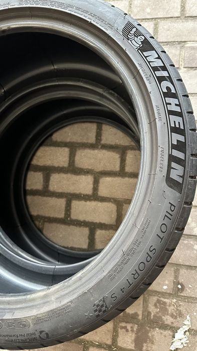 Michelin Pilot Sport 4 S
275/35/19
285/30z/20