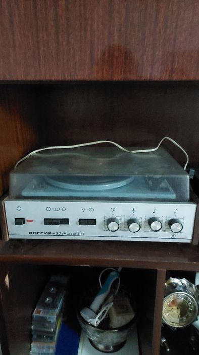 Проигрыватель виниловых пластинок.