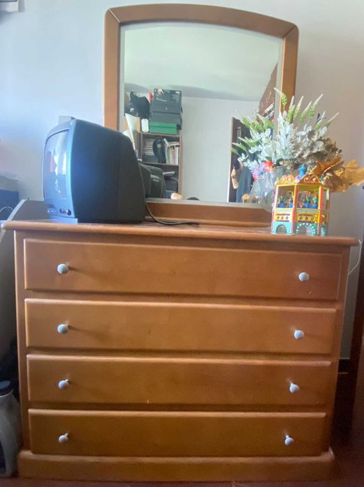Cómoda com espelho e mesas de cabeceira usados em bom estado!
