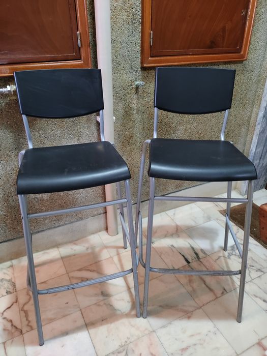 Dois bancos altos de bar