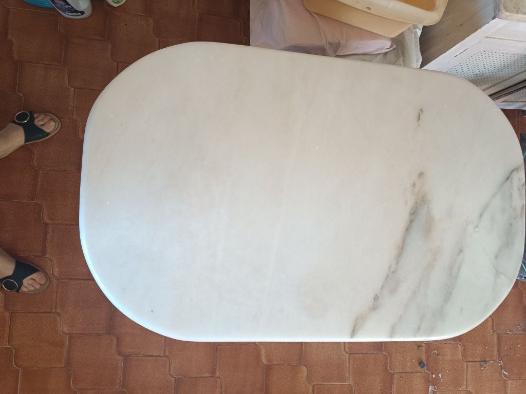Mesa em madeira maciça e mármore