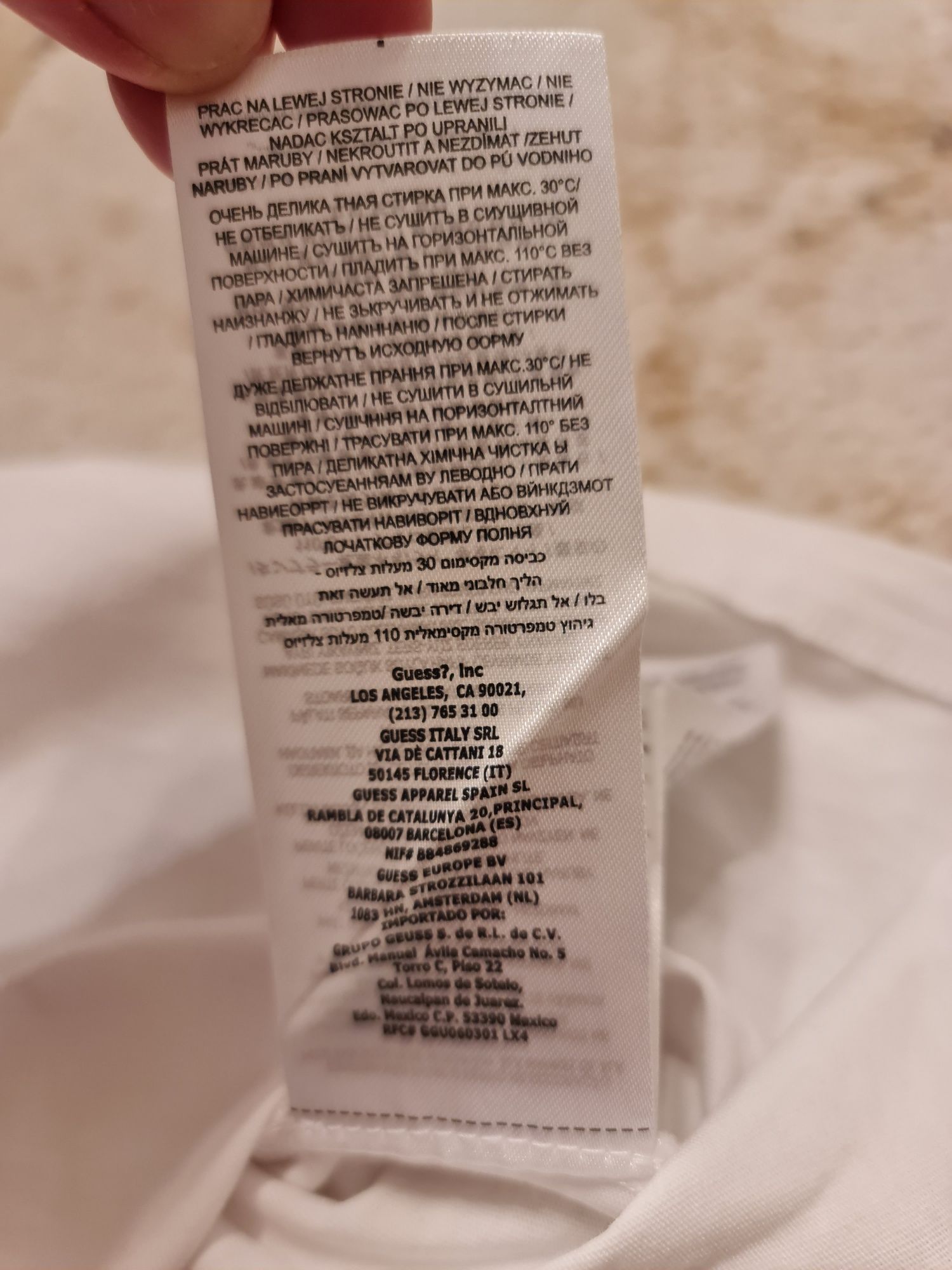Biały t- shirt, koszulka Guess, złote logo