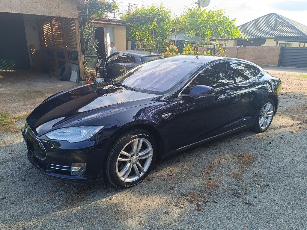 Tesla model S 85