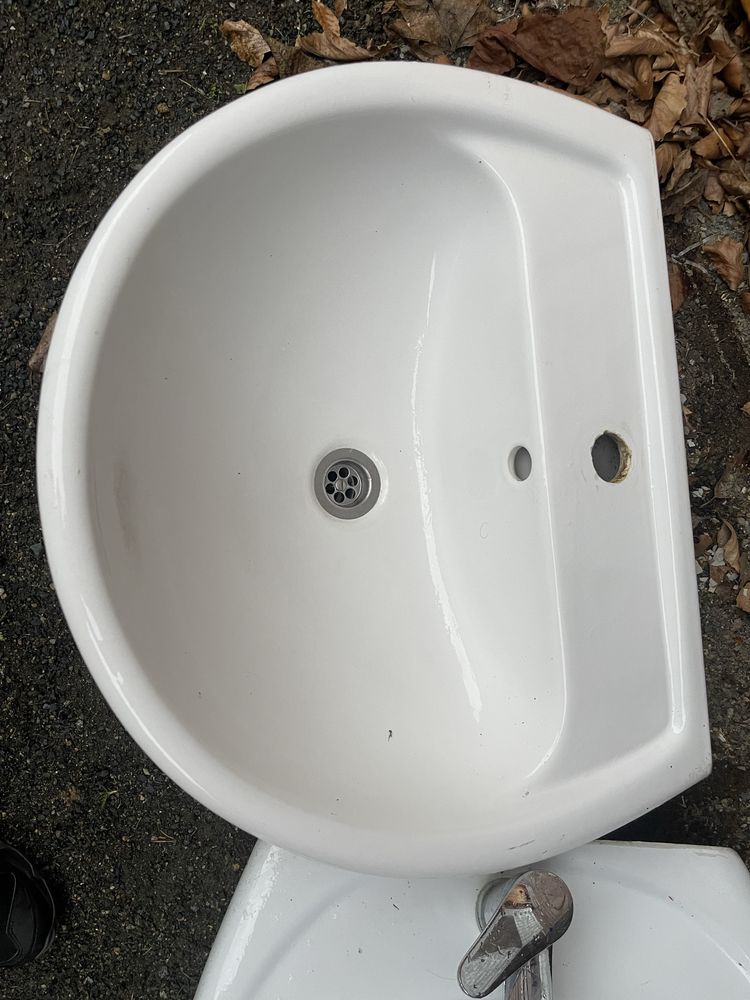 Biała umywalka z baterią na szafkowa