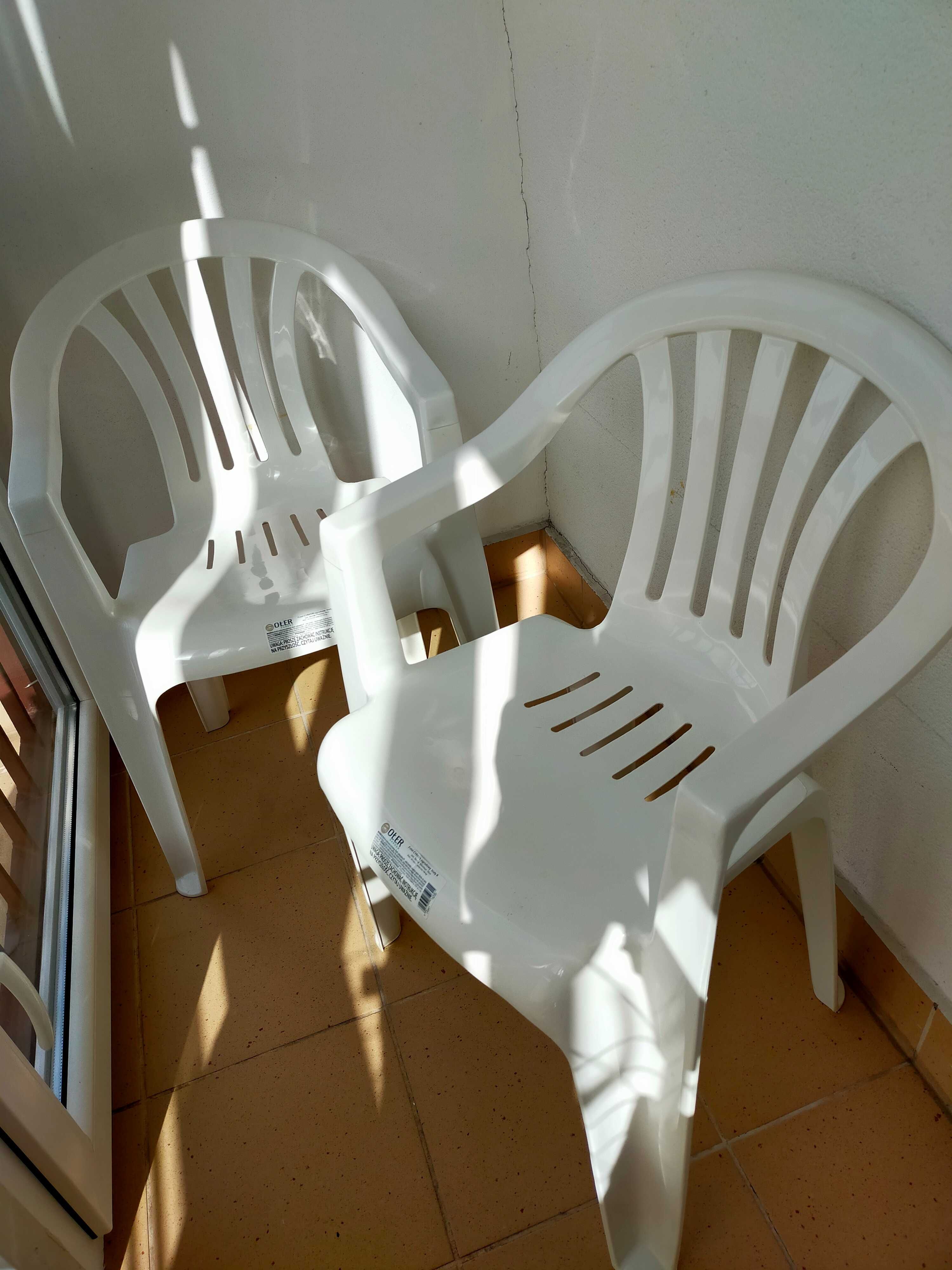 2 białe krzesła ogrodowe/ plastikowe