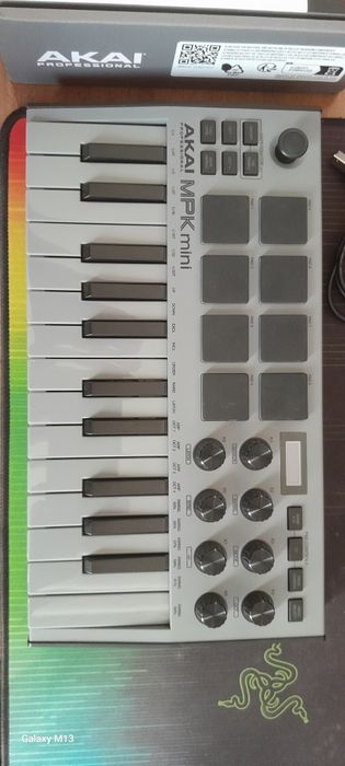 Мідіклавіатура AKAI MPK mini