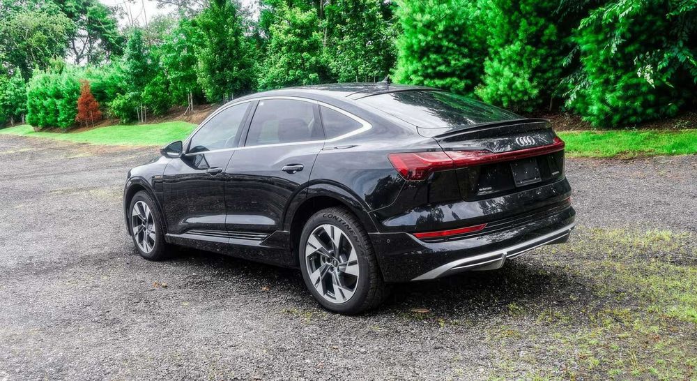Audi e-tron      2022
