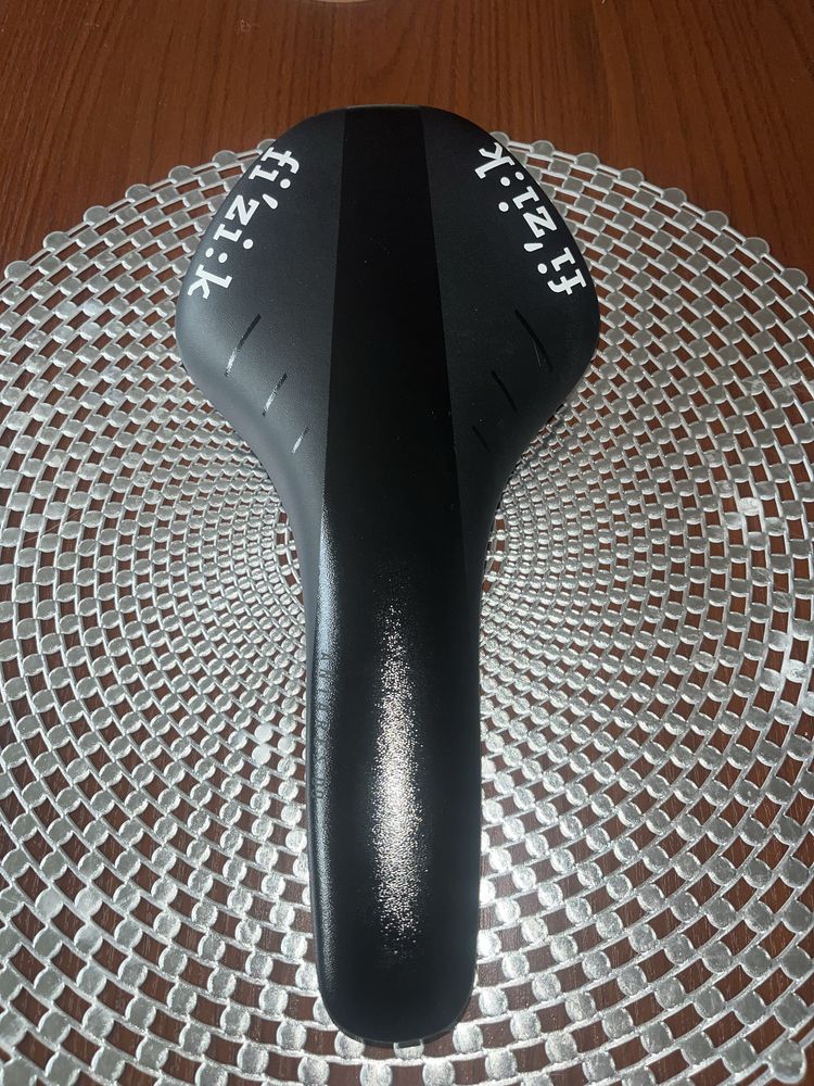 Siodelko karbonowe Fizik Antares 00