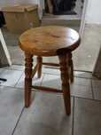 Sprzedam solidny taboret drewniany, z drewna sosnowego