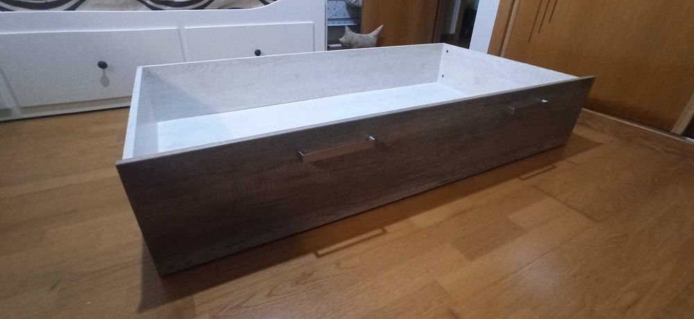 Gaveta com rodas e como nova para colocar debaixo de cama de casal