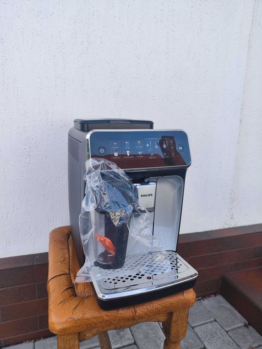 Кавомашина PHILIPS Series 3300 EP3347/90 новий молочник