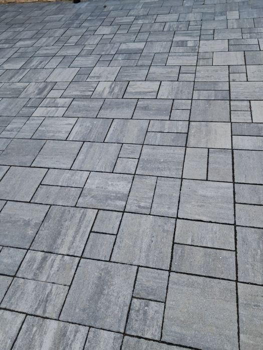 Układanie kostki brukowej.