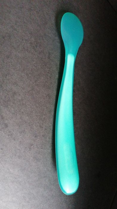 Conjunto da Chicco composto por taça com ventosa e colher em silicone.