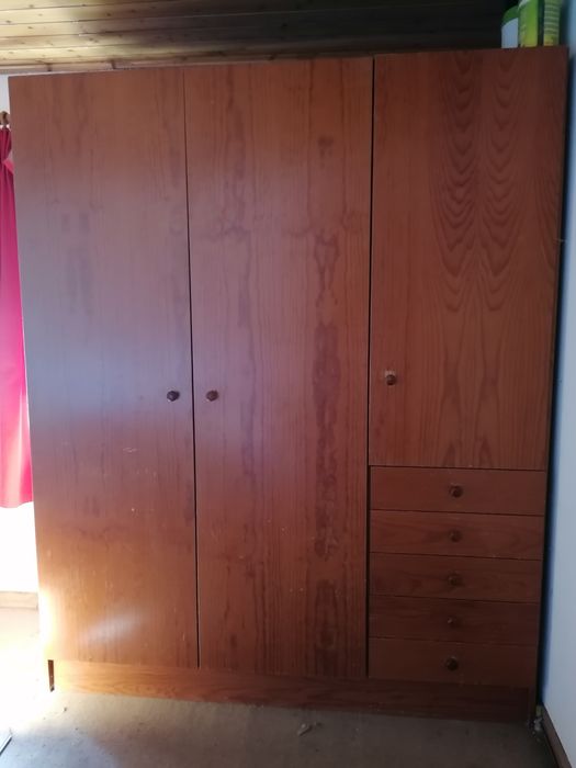 Roupeiro em pinho com 3 portas e 5 gavetas