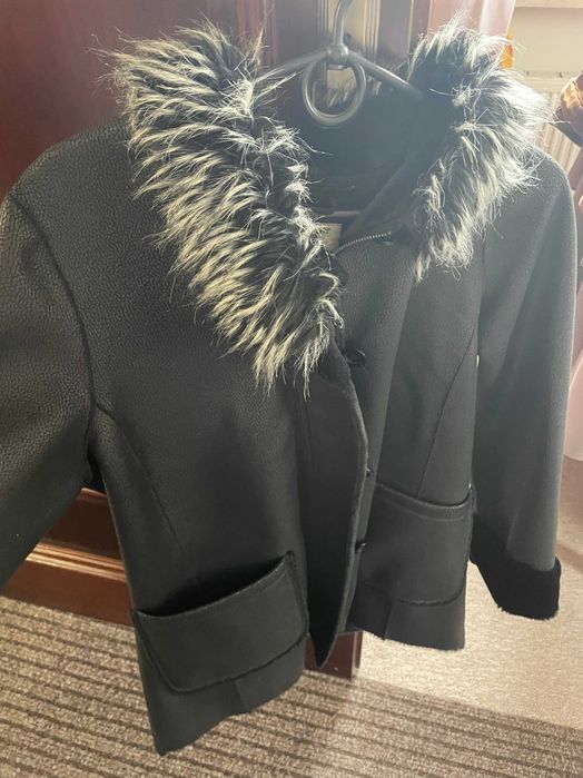 Czarny płaszcz zimowy z futrem przy kapturze – elegancki, ciepły