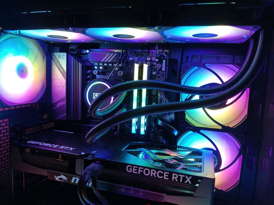 PC Ryzen 7 7800X3D RTX 5080 MSI GamingTrio 2TB SSD 64GB DDR5 Gwarancja