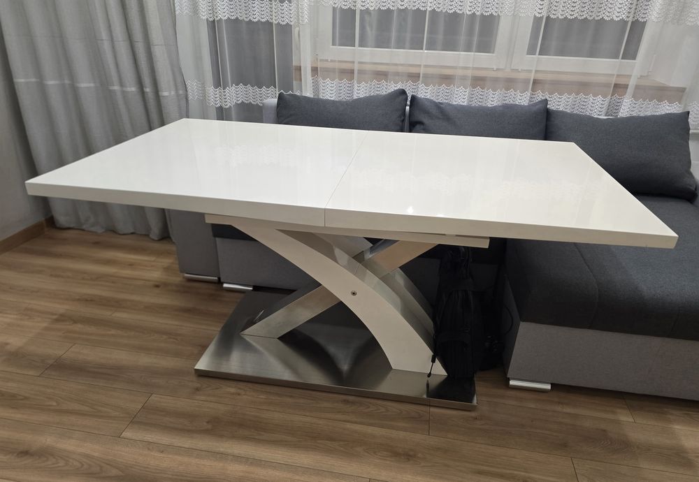Biały elegancki stół w bardzo dobrym stanie