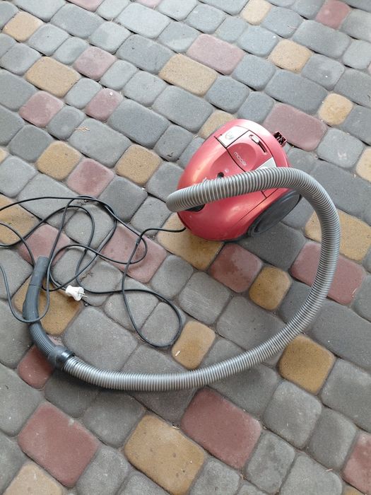 Пилесос WEST в робочому стані