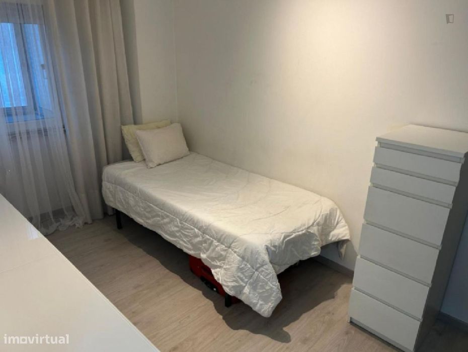765711 - Quarto com cama de solteiro em...