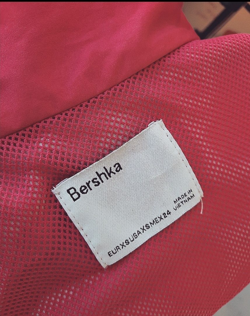 Курточка,вітровка  від Bershka яскраво -рожева