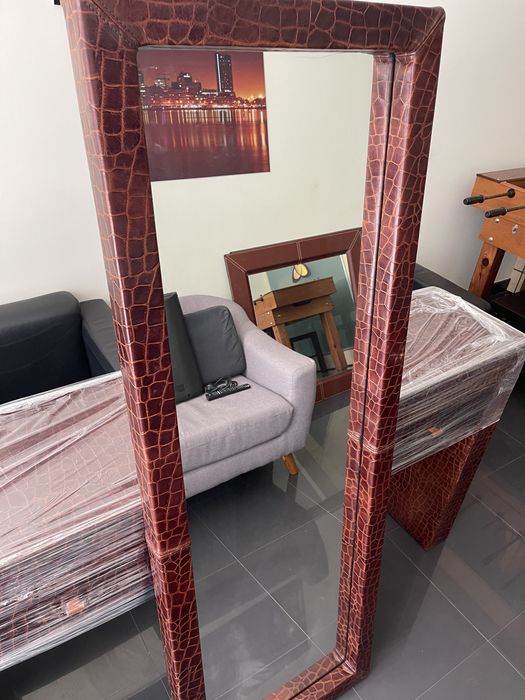 Conjunto aparador em pele e espelho